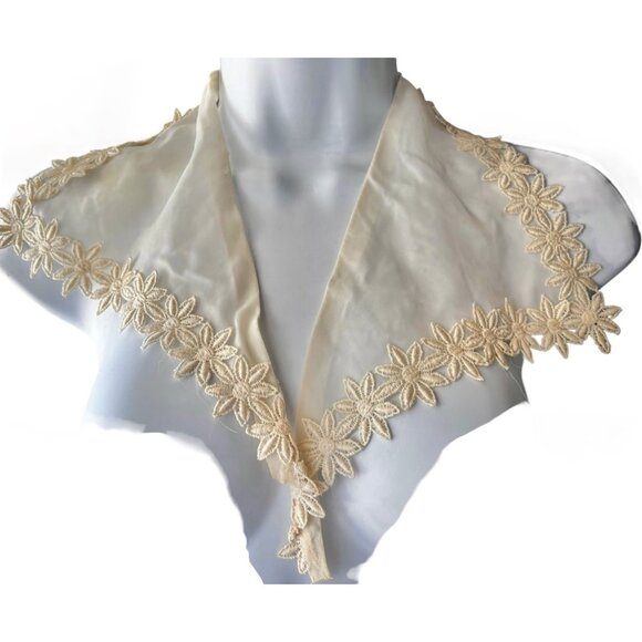 Vintage 1960s Handcrafted Daisy Collar Cream Nylon With Floral Lace Edge - Picture 6 of 9